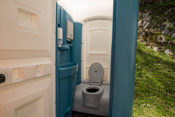 Porta potty delivery and setup in Briarcliff, TX
